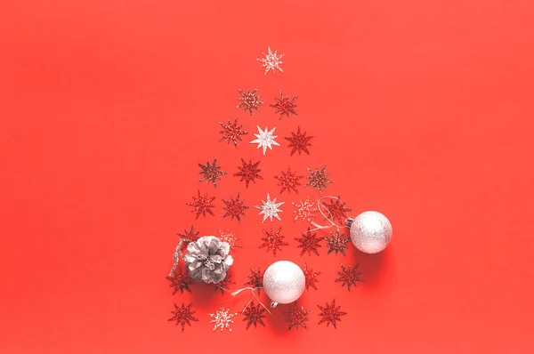 Gümüş Top mercan arka plan üzerinde parıldıyor ile gelen bir Noel Schenectady'den, Festival süsleri şeklinde. Yıl 2019 kavramı rengi. Kopya alanı, portre.