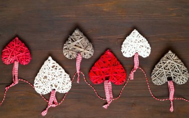  Aşk ya da Sevgililer günü kavramı. Yürekleri ahşap arka plan. 