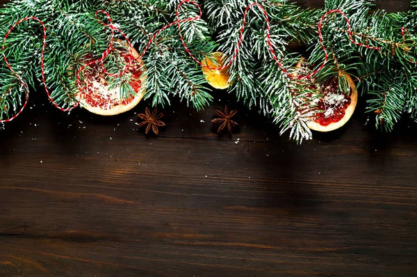 Ghirlanda natalizia di rami di pino su sfondo ligneo. Biglietto di Capodanno e Natale . — Foto Stock