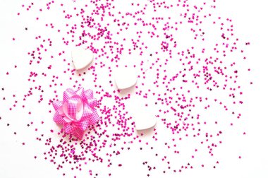 Konfeti ve kalpleri beyaz arka plan üzerinde. Pa için festival zemin