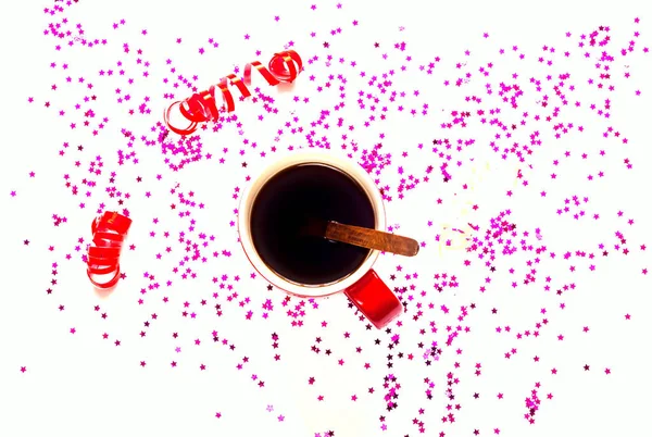 Valentin-napi köszöntés képeslap. Piros csésze kávét a fehér bac — Stock Fotó