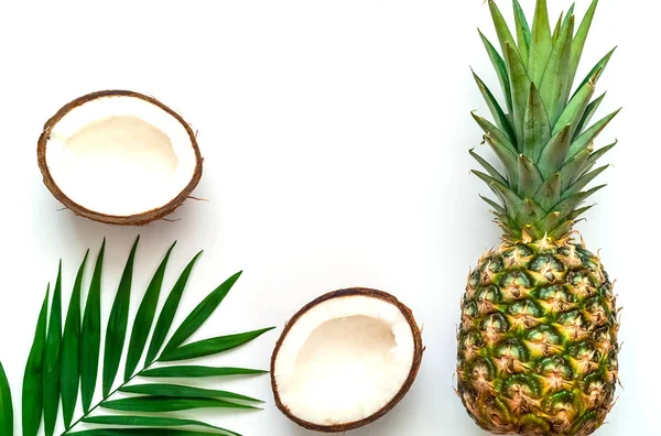 Fondo tropical con piña y coco sobre fondo blanco aislado . — Foto de Stock