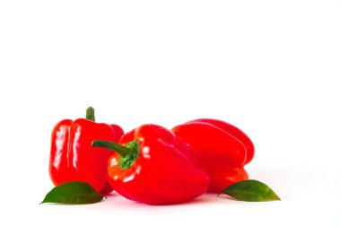 Beyaz izole arka planda çiğ kırmızı biber. 