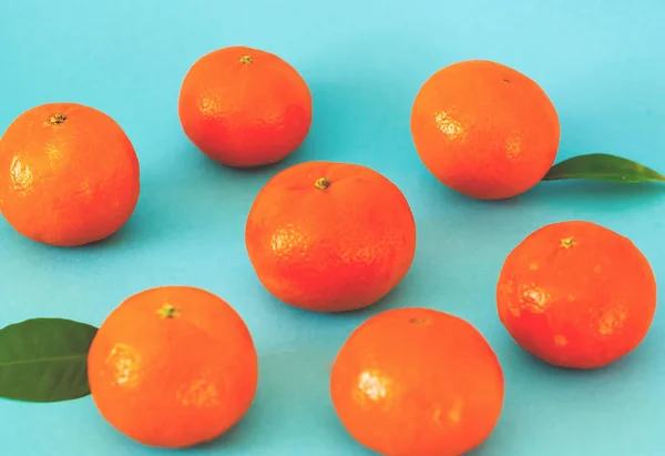 Mönster orange mandariner på blå bakgrund. Kopiera utrymme. — Stockfoto