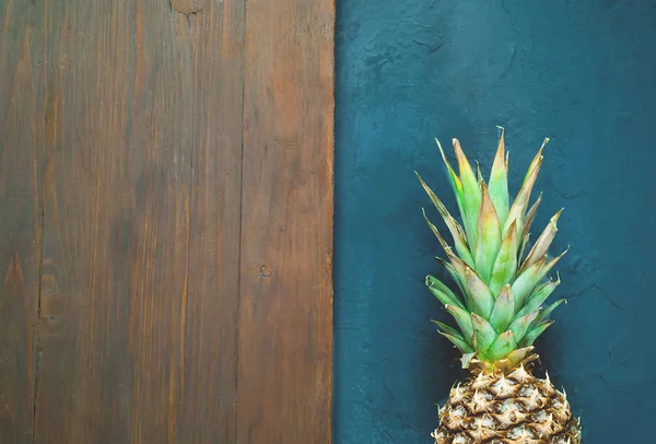 Тропический фон с ананасом на синем фоне. Деревянный фон для копирования пространства . — стоковое фото