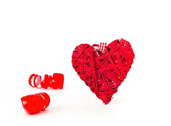 Décor festif. Coeur rouge et des confettis sur un fond blanc isolé. — Photo