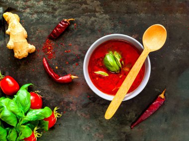 Gaspaço malzemelerle eski paslı metal karanlık vintage zemin üzerine mavi kapta.