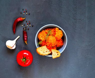 Mavi zemin üzerine domates soslu köfte. 