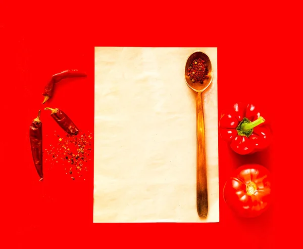 Cucchiaio di legno con spezie e ingredienti su vecchia trama del giornale su sfondo rosso. Concetto anno cinese . — Foto Stock