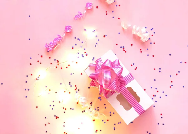 Ünnepi garland apró izzók és rózsaszín pasztell trendi alapon csillag. — Stock Fotó