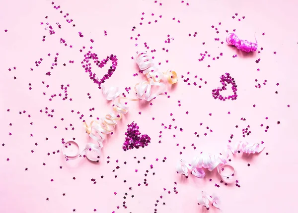Concepto de amor o San Valentín. Confetti Hearts sobre fondo rosa pastel de moda . — Foto de Stock