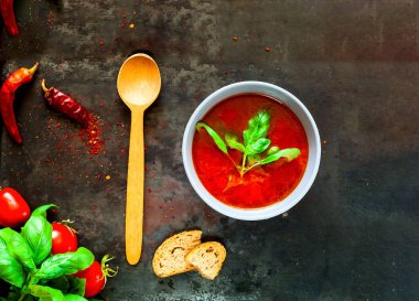 Gaspaço malzemelerle eski paslı metal karanlık vintage zemin üzerine mavi kapta. 