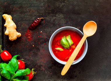 Gaspaço malzemelerle eski paslı metal karanlık vintage zemin üzerine mavi kapta. 