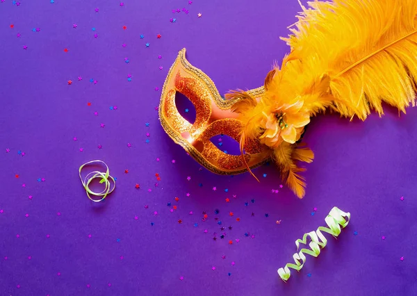 狂欢节面具在紫色背景与火花。项目的节日背景. — 图库照片