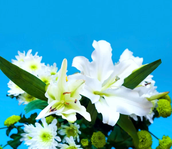 Аромат цветов из белой лилии и зеленой хризантемы. Праздничное оформление . — стоковое фото