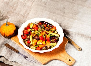 Ahşap arka plan üzerinde seramik kase sebze ve mantar ızgara. Sağlıklı beslenme kavramı. Vejetaryen yiyecekler. Kopya alanı, portre.