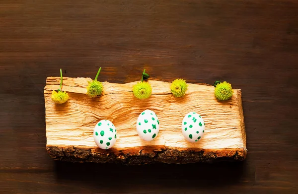 Festive easter background. White eggs with spring flowers on log. — Stock Photo, Image