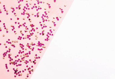 Kalp şeklinde kırmızı payetler ile şenlikli geometrik arka plan. Beyaz ve pembe trend renkleri.