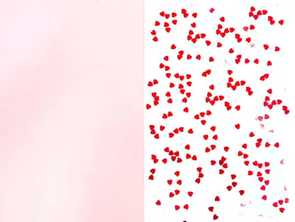 Feestelijke geometrische achtergrond met rode spangles in de vorm van hart. Witte en roze trend kleuren. — Stockfoto
