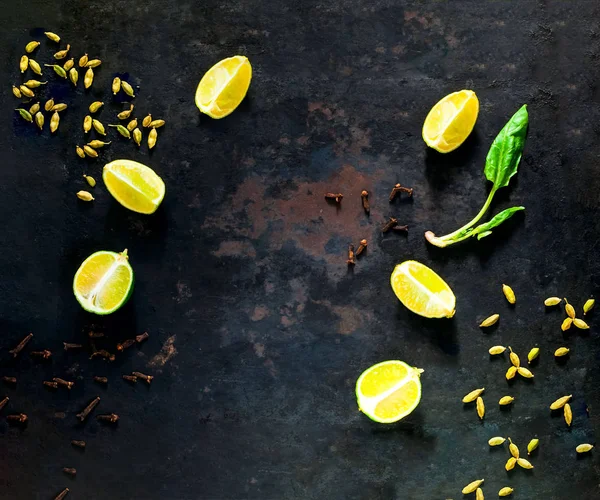 Jídlo pozadí s citrusových plodů vápno a kardamon na vinobraní rezavé kovové pozadí. — Stock fotografie