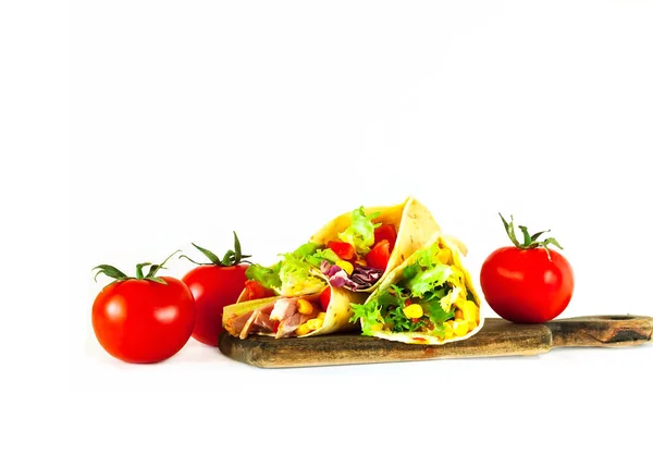 Plat traditionnel de la cuisine mexicaine. Tortilla de maïs tacos avec garniture de légumes sur fond blanc isolé . — Photo