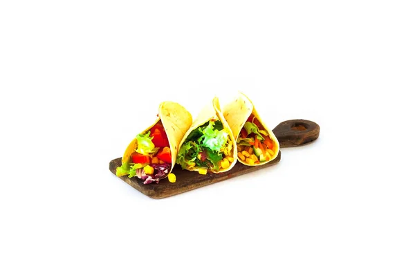 Plato tradicional de la cocina mexicana. Tacos de tortilla de maíz con relleno vegetal sobre fondo blanco aislado . — Foto de Stock
