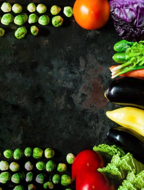 Eski paslı metal arka planda sağlıklı yemek için taze sebze. Saf gıda veya vejetaryen yemek kavramı.