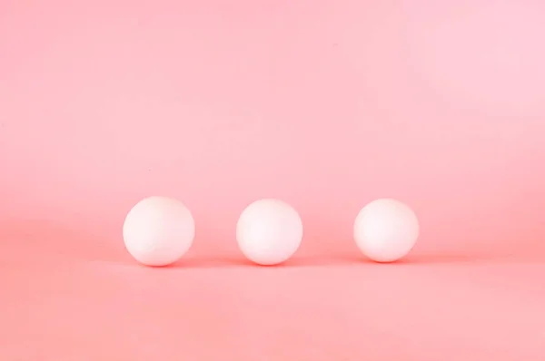 Святковий Великодній фон. Білі яйця на пастельному рожевому фоні . — стокове фото
