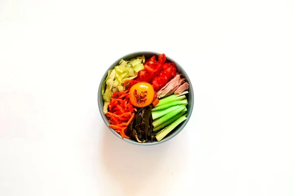 한국 요리의 전통적인 접시입니다. 쇠고기, 야채와 흰색 절연 배경 계란 비빔밥. — 스톡 사진