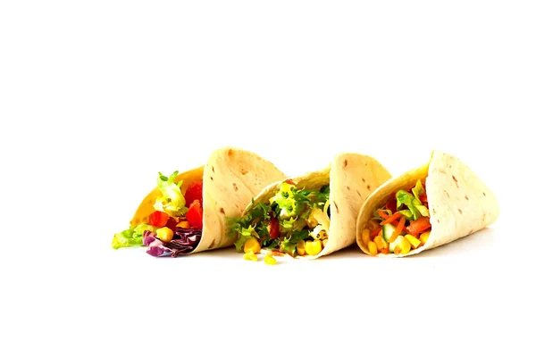 Tradiční pokrm z mexické kuchyně. Kukuřičná tortilla tacos s zeleninovou náplní na izolované bílém pozadí. — Stock fotografie