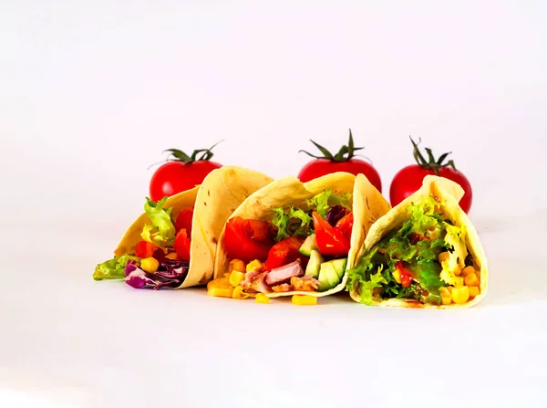 Tradiční pokrm z mexické kuchyně. Kukuřičná tortilla tacos s zeleninovou náplní na izolované bílém pozadí. — Stock fotografie