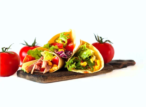 Traditionelle Gericht der mexikanischen Küche. Mais-Tortilla-Tacos mit Gemüsefüllung auf isoliertem weißem Hintergrund. — Stockfoto
