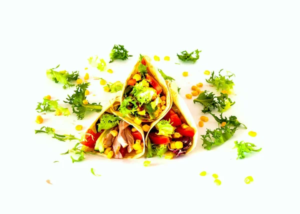 Plat traditionnel de la cuisine mexicaine. Tortilla de maïs tacos avec garniture de légumes sur fond blanc isolé . — Photo