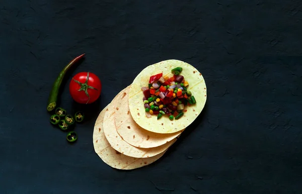 Plato tradicional de la cocina mexicana. Tacos de tortilla de maíz con relleno vegetal sobre fondo azul . —  Fotos de Stock