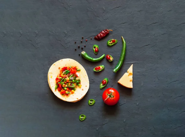 Plat traditionnel de la cuisine mexicaine. Tortilla de maïs tacos avec garniture de légumes sur fond bleu . — Photo
