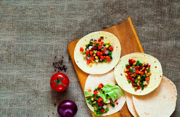 Plato tradicional de la cocina mexicana. Tacos de tortilla de maíz con relleno vegetal en textura de arpillera . —  Fotos de Stock