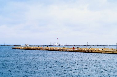 İskele ve deniz feneri deniz manzara arka plan üzerinde. Odessa Sea Port.