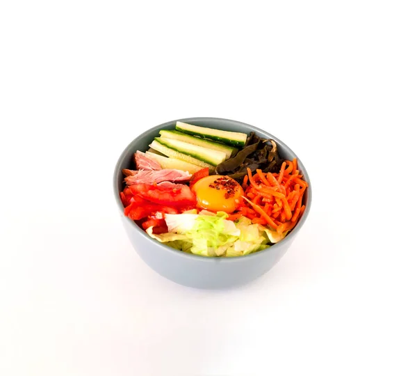 Mâncarea tradițională din bucătăria coreeană. Bibimbap cu carne de vită, legume și ouă pe fundal alb izolat . — Fotografie, imagine de stoc
