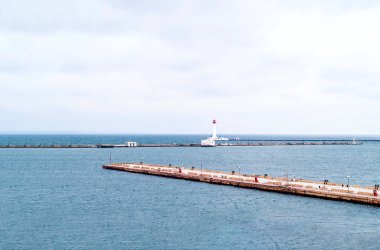İskele ve deniz feneri deniz manzara arka plan üzerinde. Odessa Sea Port. 