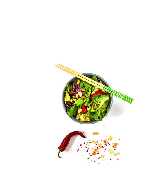 Salmão Poke Salada em tigela azul com pauzinhos. Conceito de comida orgânica ou conceito vegetariano . — Fotografia de Stock