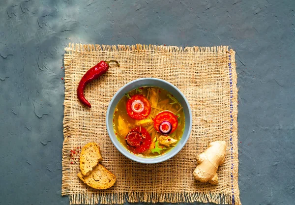 Sopa asiática picante con fideos de trigo sarraceno Soba y filete de pollo en tazón azul sobre la textura de la arpillera . — Foto de Stock