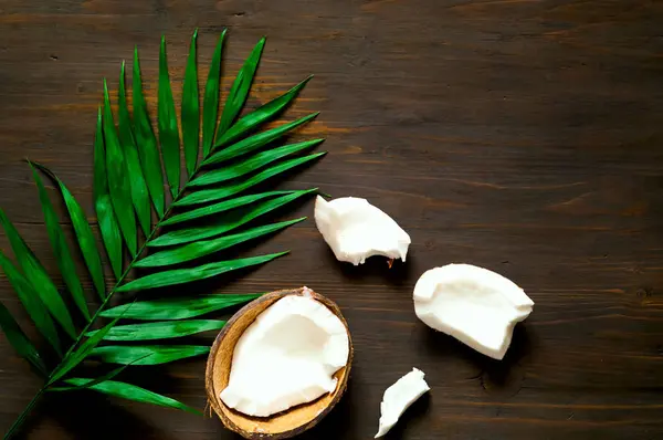 Tropische achtergrond met ananas en kokos op houten achtergrond. — Stockfoto