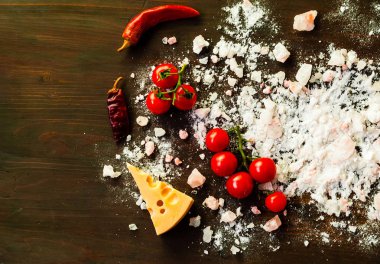 Domates ve peynir pembe tuz arka plan üzerinde. 