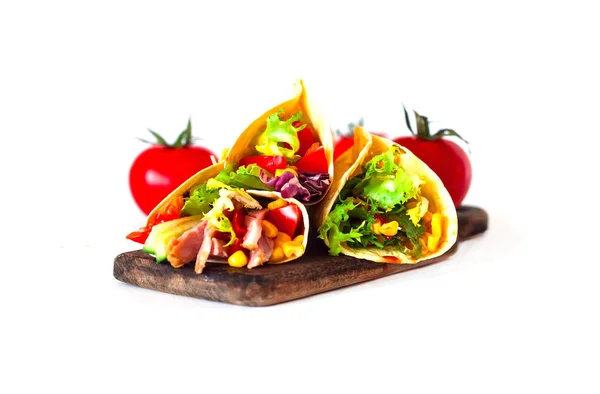 Traditionelle Gericht der mexikanischen Küche. Mais-Tortilla-Tacos mit Gemüsefüllung auf isoliertem weißem Hintergrund. — Stockfoto