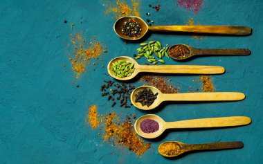 Tahta kaşık ve koyu mavi beton zemin üzerine malzemeler. 