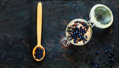 Çilek ve fındık vintage metal zemin üzerine açık cam kavanoza yulaf ezmesi. Sağlıklı kahvaltı malzemeler.