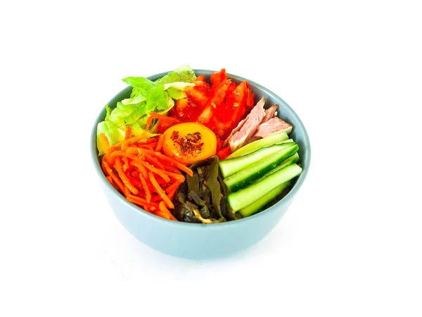 Traditionelles Gericht der koreanischen Küche. Bibimbap mit Rindfleisch, Gemüse und Ei auf weißem Hintergrund. — Stockfoto