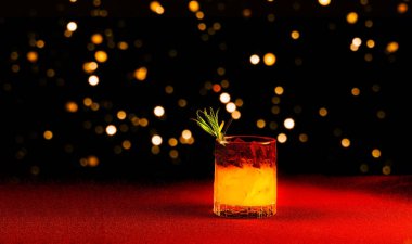 Tropikal kokteyl koyu tarçın arka plan üzerinde. Yakın çekim, alanı Kopyala.