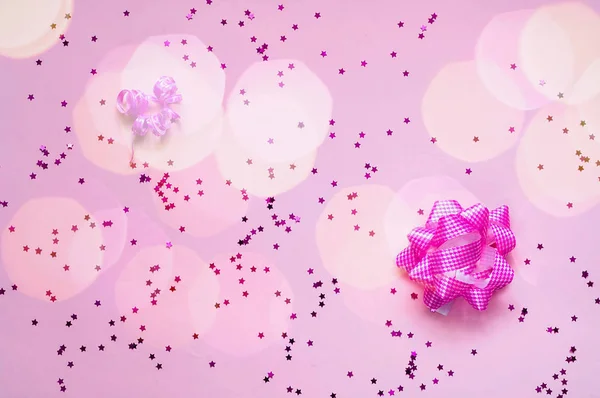 Confetti e estrelas no fundo da moda pastel rosa. Bac festivo — Fotografia de Stock