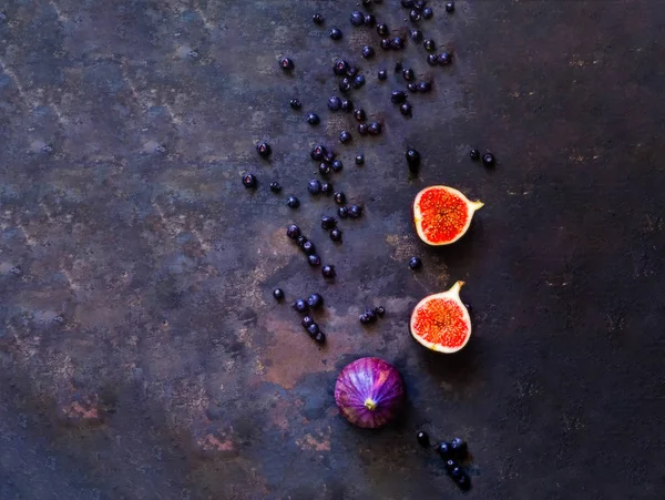 Higos cortados en rodajas sobre fondo de metal oxidado vintage . — Foto de Stock